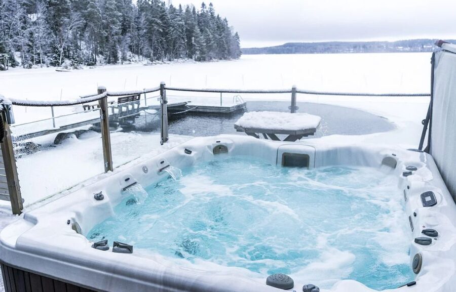 Rovaniemi: Northern Lights Trip with Arctic Sauna & Jacuzzi - Hot drinks, gingerbread, and the outdoor pause