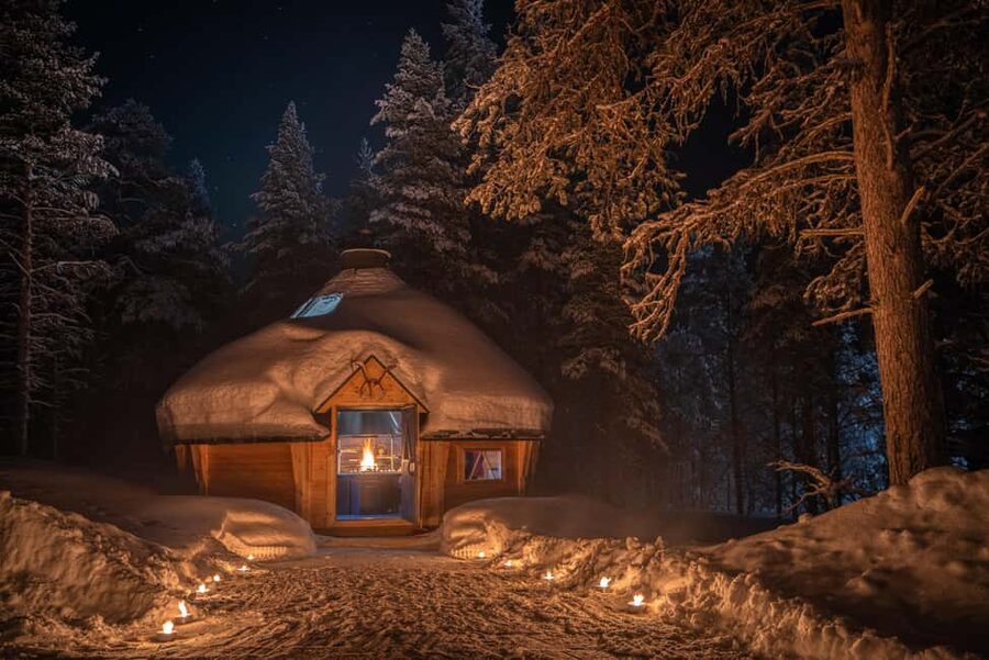 Saariselkä: Aurora Hunting & Reindeer Wilderness Experience - Meeting the reindeer at the farm