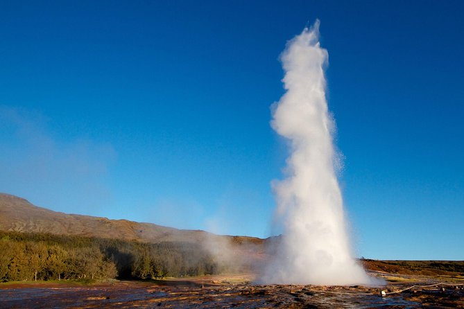 The Golden Circle & Northern Lights Guided Combo tour - The break between daylight and darkness