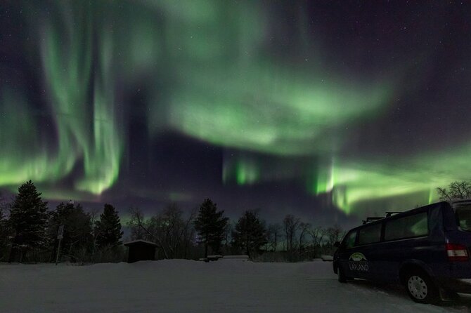 The Ultimate Aurora Photo Adventure - Using the supplied DSLR and tripod