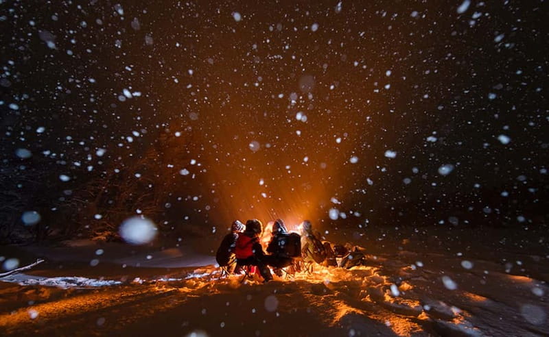 Tromsø: All inclusive Aurora Hunt with photos, food & drinks - Dinner by the fire and the second stop