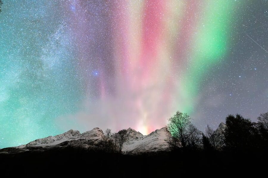 Tromsø: Aurora Quest Minibus Adventure - Photographing the aurora without losing the moment
