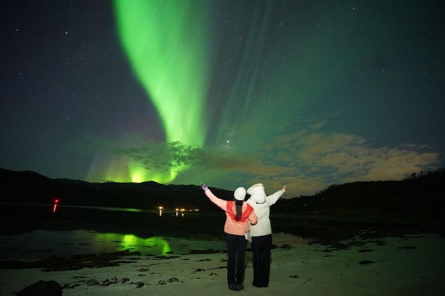 Tromsø: Chase Aurora in Minibus and Free Aurora Portrait - Returning to Tromsø after a long Arctic night
