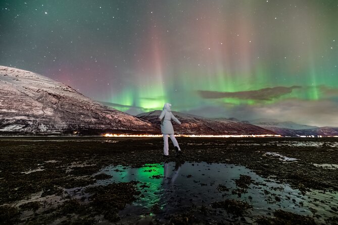 Tromsø Fjordland Aurora Chase Northern Lights by the Arctic Sea - Why the thermal suits and warm vehicle matter