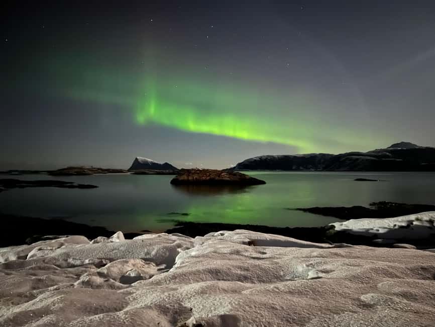 Tromsø: Full Night Magic of the Northern Lights - Waiting beside the bonfire