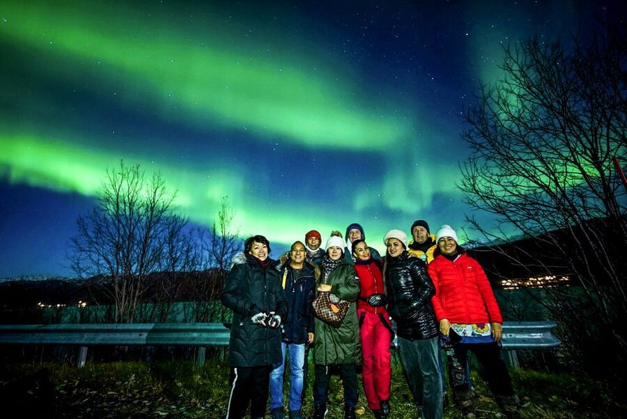 Tromsø: Northern Lights Chase with Photos and Bodysuits - Guides who make the waiting worthwhile
