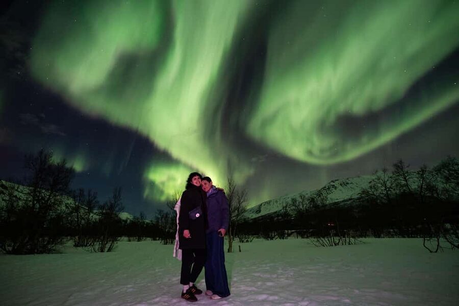 Tromsø: Northern Lights Chase with Photos and Guide - The aurora stop and the waiting game
