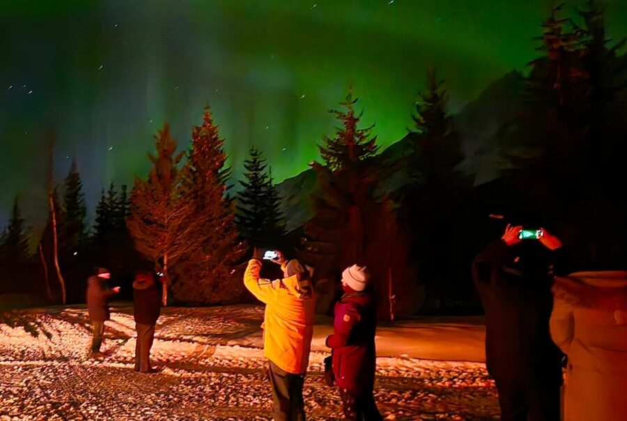 Tromsø: Northern Lights Hunt. Local Guide and Basecamp. - The first hour: leaving Tromsø by minibus