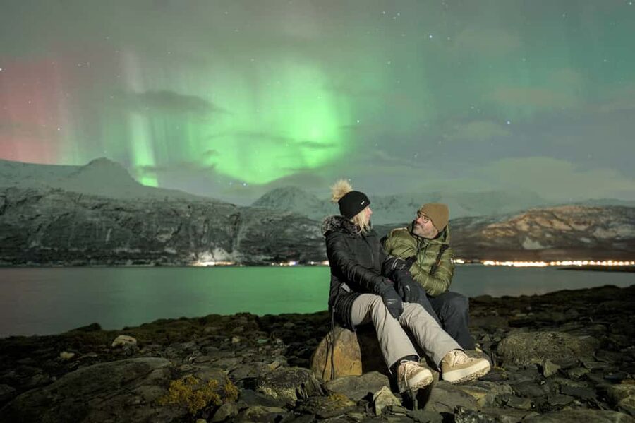 Tromsø: Northern Lights Hunt with a Professional Photographer in Spanish - Why the small minibus changes the night