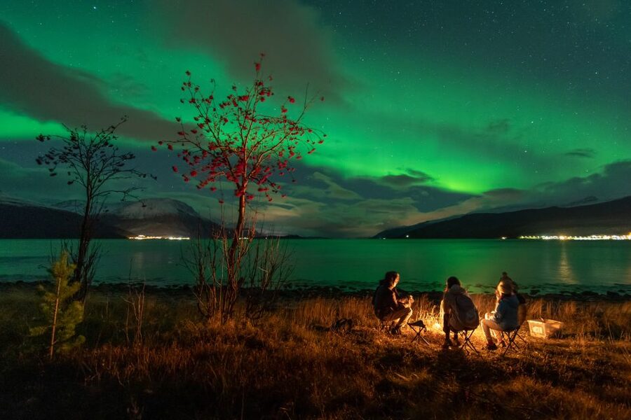 Tromsø: Northern Lights Hunt with Photos and Hot Food - Meeting at Scandic Ishavshotel