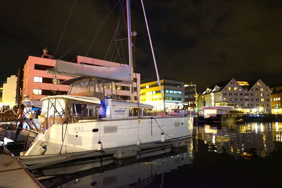Tromsø: Northern Lights Luxury Catamaran Cruise - Warm drinks, fishing, and the return journey