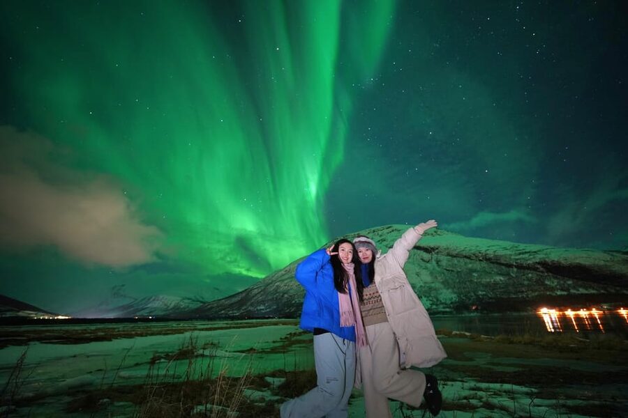 Tromso: Northern Lights Minibus Tour with Campfire - Meeting in central Tromsø