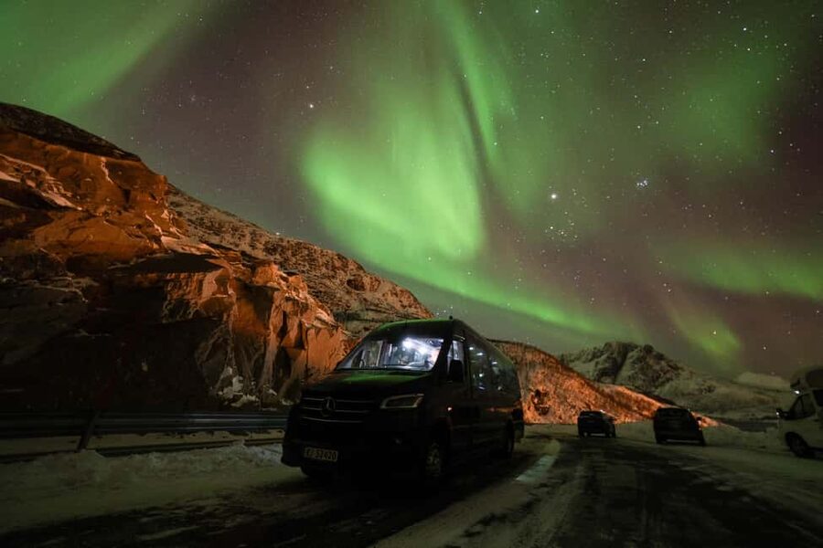 Tromsø: Northern Lights Minibus Tour with Local Experts - Starting at Storgata 44