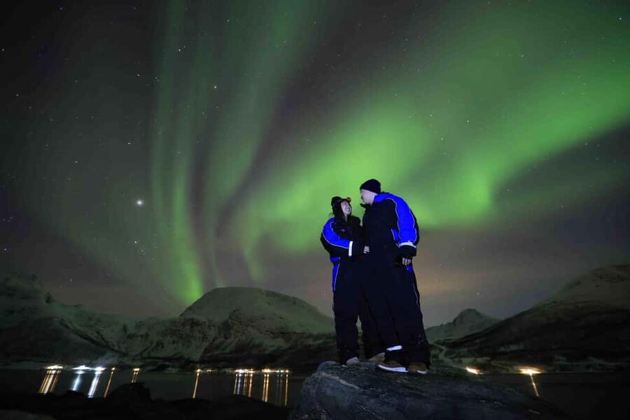 Tromsø: Northern Lights Tour with Dinner and Native Guide - Six hours by the fire, sky, and supper