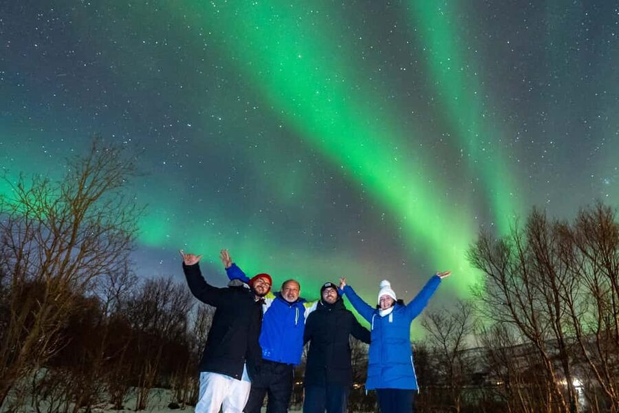 Tromsø: Northern Lights Tour with Photos, Hot Meal & Drinks - Meeting at Ami Hotel at 5:45 pm