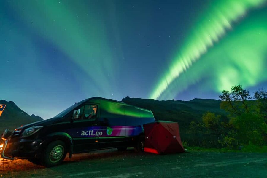 Tromsø: Northern Lights Tour with Photos, Hot Meal & Drinks - What to bring and who should book