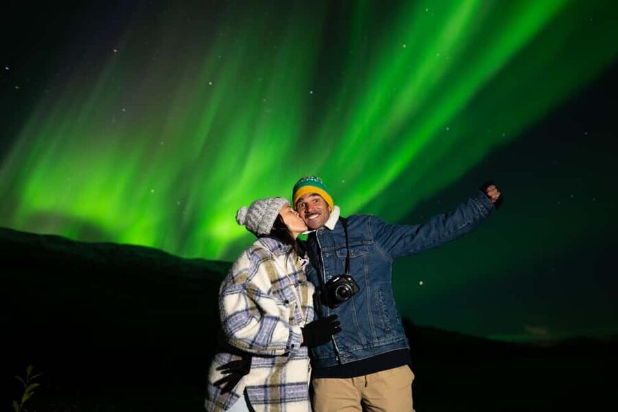 Tromso: Photograph the Northern Lights with an English/Spanish Photographer, Minibus - Meeting at 5:30 p.m. Near the Bus Terminal