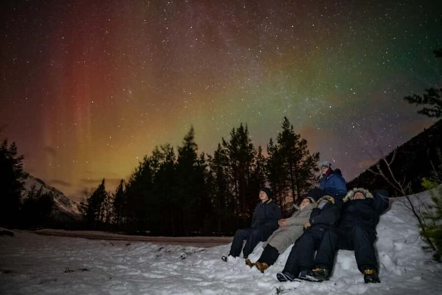 Tromsø: Premium Northern Lights Tour Small Group 8 Guests - A campfire that makes the waiting worthwhile
