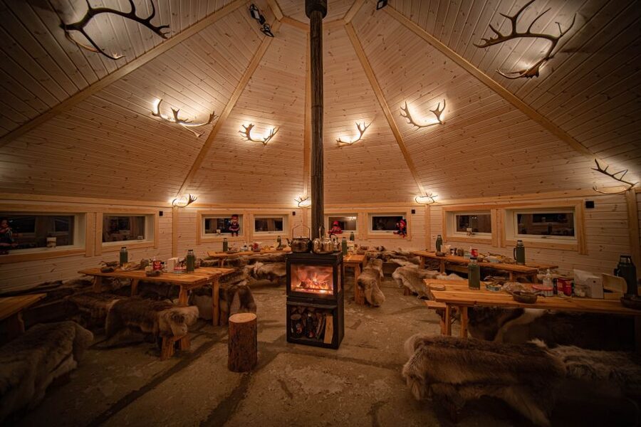 Tromsø: Reindeer Feeding & Chance of Northern Lights Viewing - Inside the gamme: Sámi food and Arctic traditions
