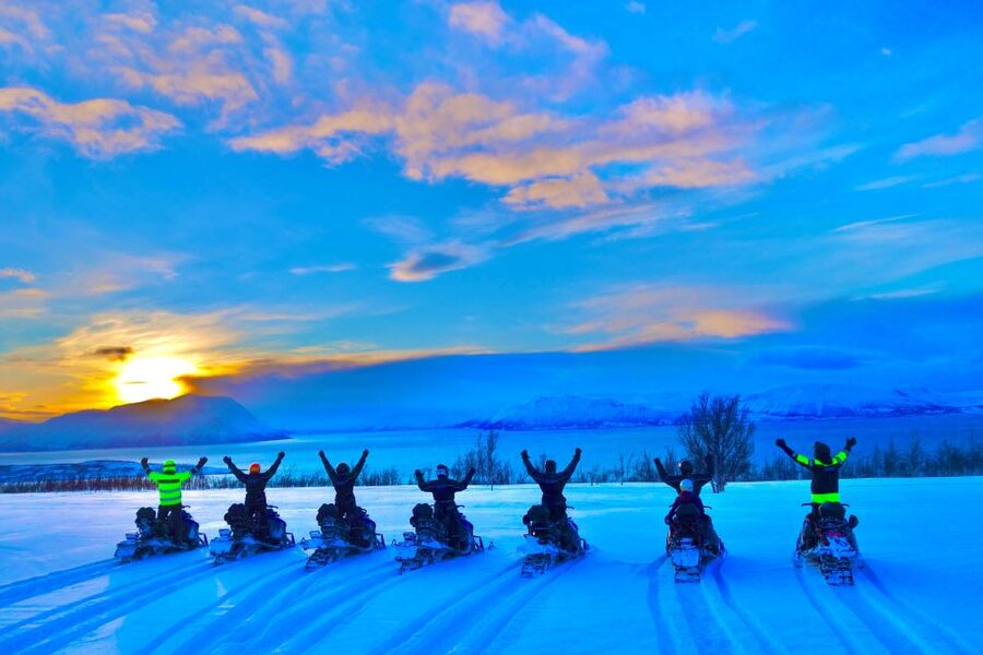Tromsø: Snowmobile Tour with Aurora Crystal Lavvo Stay - From Tromsø to Lyngen by bus and ferry