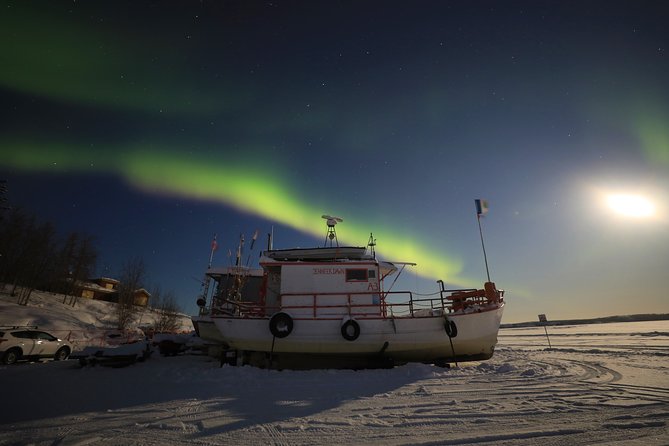 Yellowknife Tours - Aurora by bus - Prelude Lake: the first serious look at the sky
