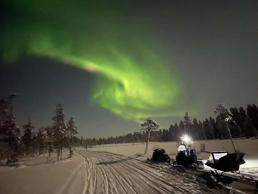 Ylläs: Northern Lights Snowmobile Safari with Transfers - Sharing a snowmobile changes the experience